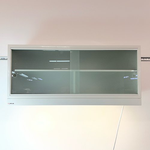 Медицинский шкаф подвесной с раздвижными стеклянными дверцами, полкой и нижней подсветкой